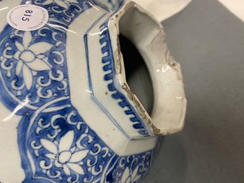 Un vase de forme octagonale en porcelaine de Chine en bleu et blanc, &eacute;poque Transition